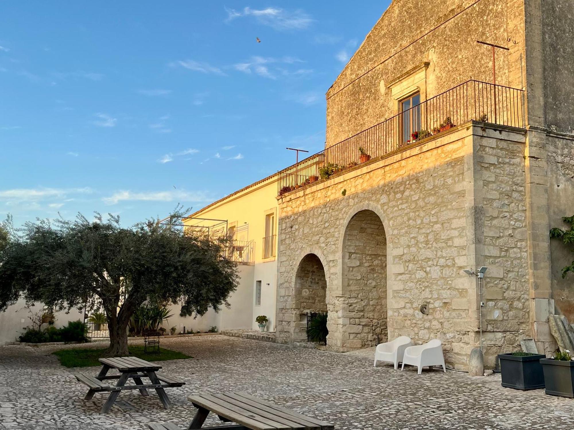 Dimora Di Dante Bed & Breakfast Chiaramonte Gulfi Dış mekan fotoğraf